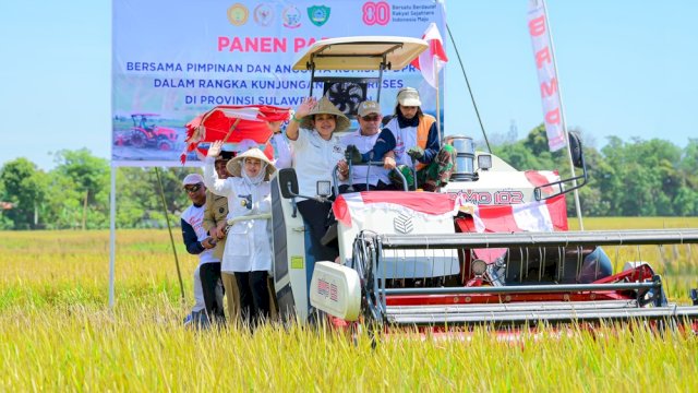 Wagub Sulsel, Fatmawati Rusdi, mendampingi Ketua Komisi IV DPR RI, Siti Hediati Hariyadi atau Titiek Soeharto, dalam kunjungan kerja dan panen raya di Kelurahan Raya, Maros.