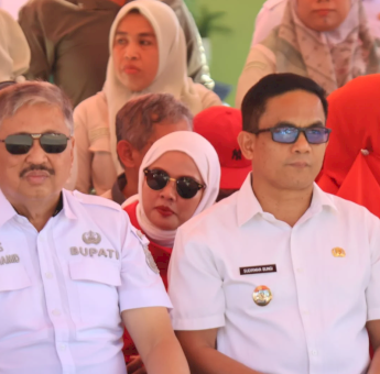 Semarak HUT RI ke-80 di Pinrang, Ribuan Peserta Gerak Jalan Disambut Bupati dan Wabup Irwan-Sudirman