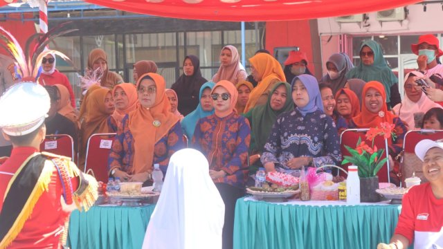 Bunda PAUD Pinrang, Sri Widiati A. Irwan, menerima secara langsung peserta Karnaval dalam rangka memeriahkan Hari Ulang Tahun (HUT) Kemerdekaan Republik Indonesia ke-80.