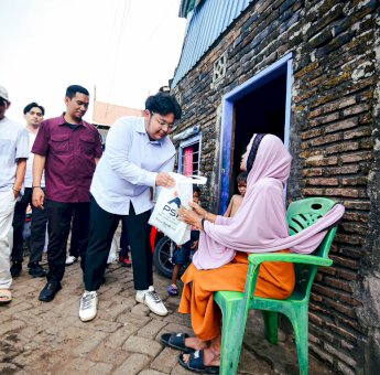 Ringankan Beban Warga, Ketua PSI Sulsel Muammar Gandi Sisir Pemukiman Bagi Sembako