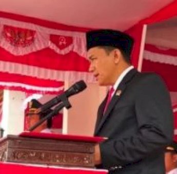 Ketua DPRD Lutra Husain Bacakan Teks Proklamasi Kemerdekaan Pada Peringatan HUT ke 80 RI