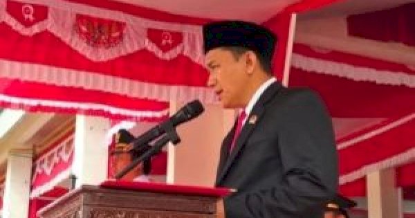 Ketua DPRD Lutra Husain Bacakan Teks Proklamasi Kemerdekaan Pada Peringatan HUT ke 80 RI