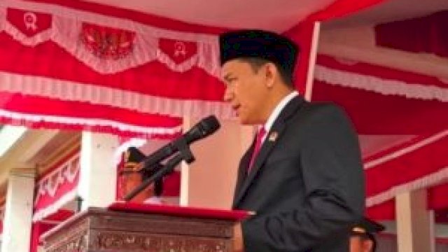 Ketua DPRD Lutra Husain Bacakan Teks Proklamasi Kemerdekaan Pada Peringatan HUT ke 80 RI