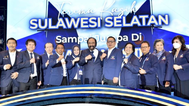 Ketua Umum Partai NasDem, Surya Paloh, bersama petinggi DPP saat menutup Rakernas I Partai NasDem di Sulawesi Selatan.