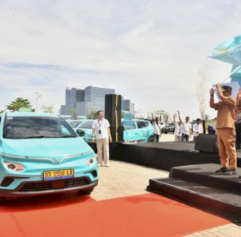 Gubernur Sulsel Resmikan Green SM, Taksi Listrik Modern Pertama di Makassar