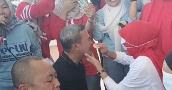 Meriahkan HUT RI, Anggota DPRD Palopo Ikut Lomba Hias Suami