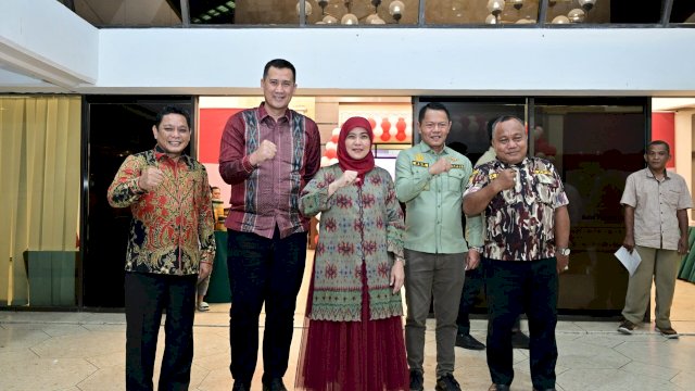 Kepala Kesbangpol Kota Makassar, Fathur Rahim, mendampingi Wali Kota Makassar, Aliyah Mustika Ilham.