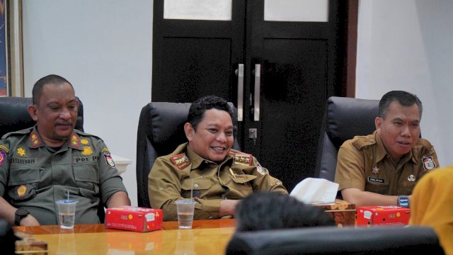 Kepala Badan Kesbangpol Kota Makassar, Fathur Rahim, menghadiri rapat koordinasi persiapan pelaksanaan Maulid Pesisir 2025.