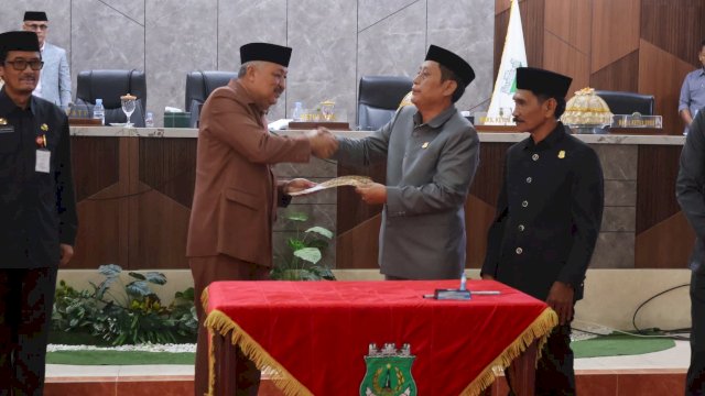 Bupati Pinrang, H. A. Irwan Hamid, S.Sos saat menghadiri Rapat Paripurna DPRD Kabupaten Pinrang.