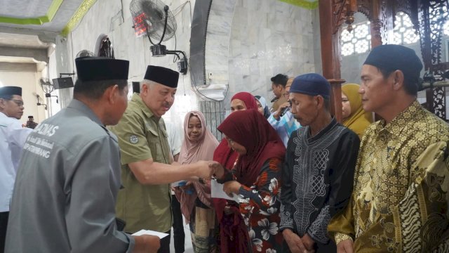 Bupati Pinrang, H. A. Irwan Hamid, S.Sos., hadir langsung pada perayaan Maulid Nabi Muhammad SAW yang digelar masyarakat Desa Siwolong Polong, Kecamatan Mattiro Sompe.