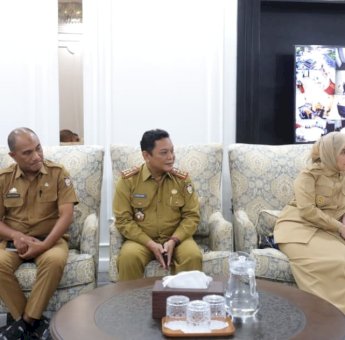 Kepala Kesbangpol Fatur Rahim Dampingi Wali Kota Munafri Terima Audiens Komisoner KPU Makassr