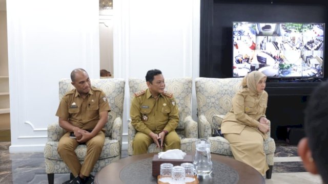 Kepala Kesbangpol Kota Makassar, Fatur Rahim, mendampingi Wali Kota Makassar menerima audiens KPU.