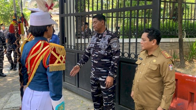 Kepala Badan Kesatuan Bangsa dan Politik (Kesbangpol) Kota Makassar, Fathur Rahim, saat mendampingi Wali Kota Makassar.