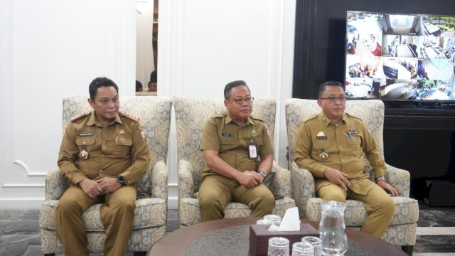 Kepala Badan Kesatuan Bangsa dan Politik (Kesbangpol) Kota Makassar, Fathur Rahim (kiri).