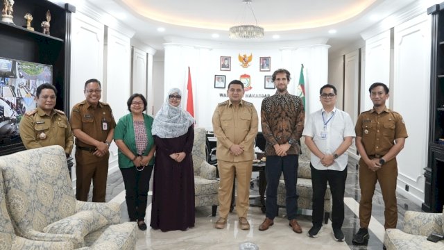 Kesbangpol Makassar, Fathur Rahim, mendampingi Wali Kota Makassar dalam menerima audiensi dari International Organization for Migration (IOM) terkait implementasi tahap awal (pilot phase) Program Cumate Catalytic Fund (CCF).