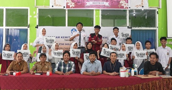 Dosen FSD UNM Gelar Pelatihan Cetak Sablon untuk Tingkatkan Kompetensi Siswa SMK Negeri 3 Gowa