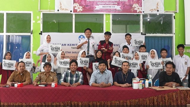 Tingkatkan Kompetensi Siswa, Dosen FSD UNM Gelar Pelatihan Cetak Sablon