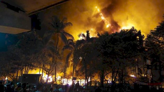Ricuh Demo Gedung DPRD Makassar Terbakar: 3 Tewas, Puluhan Kendaraan Hangus