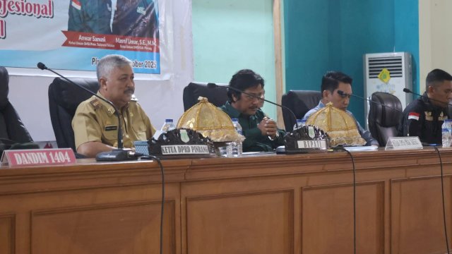 Bupati Pinrang H. A. Irwan Hamid, S.Sos saat menghadiri pelantikan pengurus Serikat Media Siber Indonesia (SMSI) Kabupaten Pinrang.