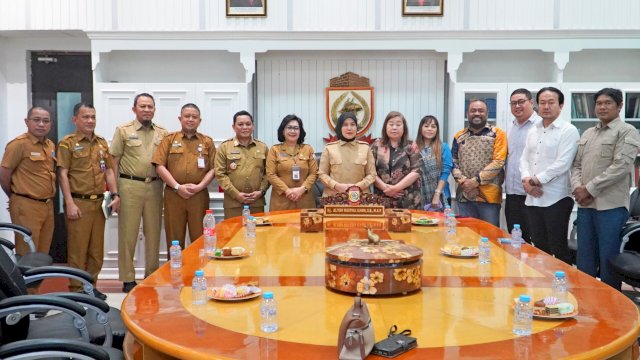 Kepala Badan Kesatuan Bangsa dan Politik (Kesbangpol) Kota Makassar, Fathur Rahim, mendampingi Wakil Wali Kota Makassar.