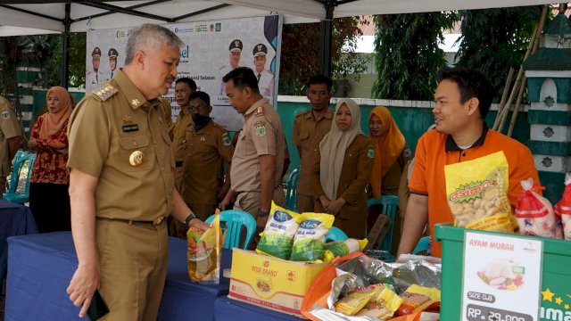 Bupati Pinrang H. A. Irwan Hamid, S.Sos meninjau langsung pelaksanaan kegiatan di halaman Masjid Agung Al-Munawwir.