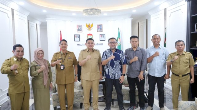 Kepala Badan Kesatuan Bangsa dan Politik (Kesbangpol) Kota Makassar, Fathur Rahim, mendampingi Wali Kota Makassar, Munafri Arifuddin.