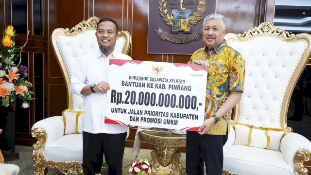 Bupati Pinrang H. A. Irwan Hamid, S.Sos dari Gubernur Sulawesi Selatan A. Sudirman Sulaiman.