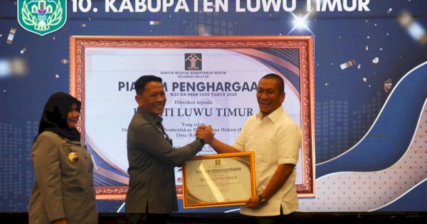 Bupati Lutim Ibas Terima Penghargaan Kemenkum Sulsel atas Pembentukan 100 Persen Posbankum