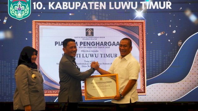 Bupati Lutim Ibas Terima Penghargaan Kemenkum Sulsel atas Pembentukan 100 Persen Posbankum