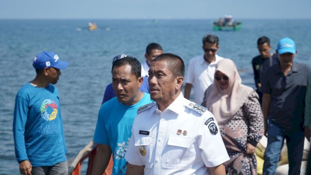 Bupati Irwan Apresiasi Peran Pemuda dalam Aksi Bersih Danau Matano