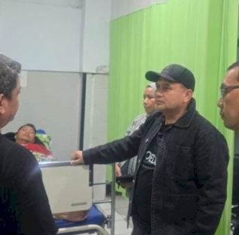 Wali Kota Makassar Jenguk Pegawai Korban Kebakaran DPRD di RS Grestelina