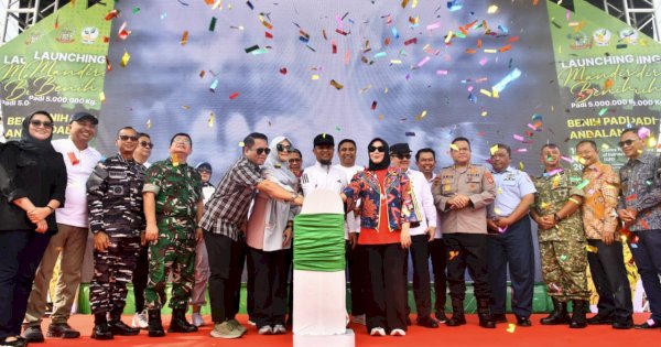 Resmi Diluncurkan, Gubernur Andi Sudirman Salurkan 5 Juta Kg Benih Padi Unggul untuk Petani se-Sulsel