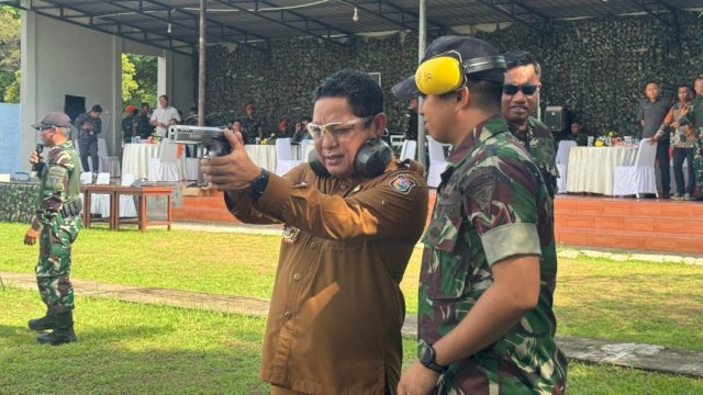 Kepala Kesbangpol Kota Makassar, Fathur Rahim, mewakili Wali Kota Makassar menghadiri kegiatan olahraga menembak.