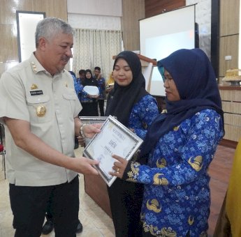 Bupati Pinrang Beri Penghargaan Umrah bagi Operator Dapodik Terbaik