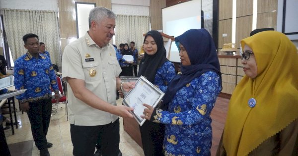 Bupati Pinrang Beri Penghargaan Umrah bagi Operator Dapodik Terbaik
