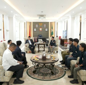 Kepala Kesbangpol Makassar Dampingi Wali Kota Munafri Terima Audiensi dengan BEM Unibos