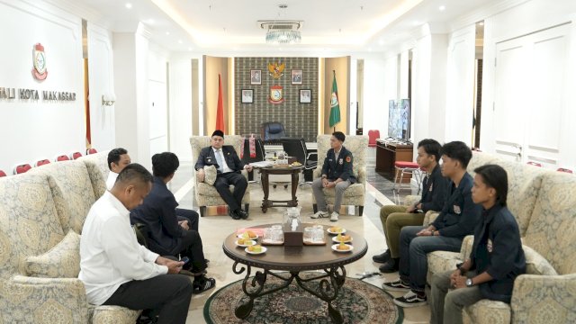 Kepala Kesbangpol Makassar Dampingi Wali Kota Munafri Terima Audiensi dengan BEM Unibos