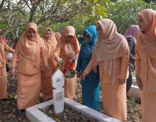 Sambut Hari Ibu ke-97, DWP Pinrang Gelar Tabur Bunga di TMP Palia