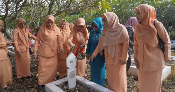 Sambut Hari Ibu ke-97, DWP Pinrang Gelar Tabur Bunga di TMP Palia