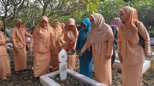 Sambut Hari Ibu ke-97, DWP Pinrang Gelar Tabur Bunga di TMP Palia