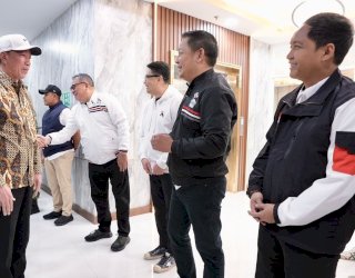 Jokowi Tiba di Makassar, Disambut Antusias Warga dan Kader PSI