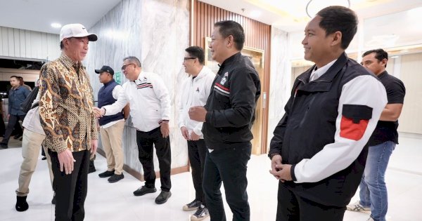 Jokowi Tiba di Makassar, Disambut Antusias Warga dan Kader PSI