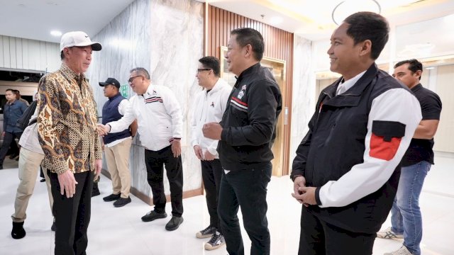 Jokowi Tiba di Makassar, Disambut Antusias Warga dan Kader PSI