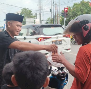Silaturahmi di Bulan Ramadan, Diskominfo Sinjai dan DWP Bagikan Takjil