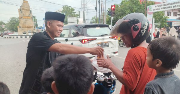 Silaturahmi di Bulan Ramadan, Diskominfo Sinjai dan DWP Bagikan Takjil