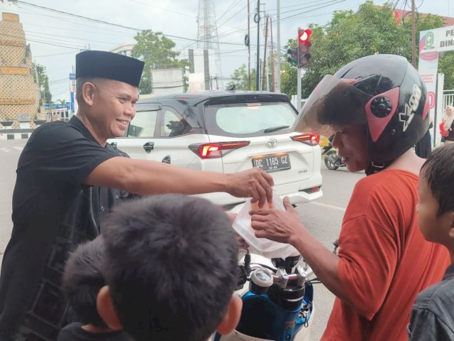 Silaturahmi di Bulan Ramadan, Diskominfo Sinjai dan DWP Bagikan Takjil