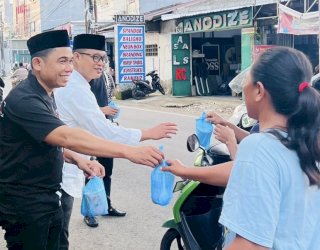 Semangat Berbagi di Bulan Suci, Bos New Elegant Taylor dan PSI Makassar Turun Langsung Bagikan Takjil