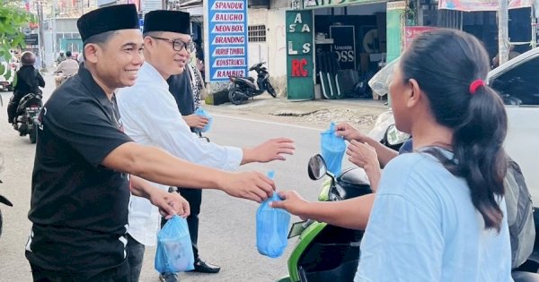 Semangat Berbagi di Bulan Suci, Bos New Elegant Taylor dan PSI Makassar Turun Langsung Bagikan Takjil