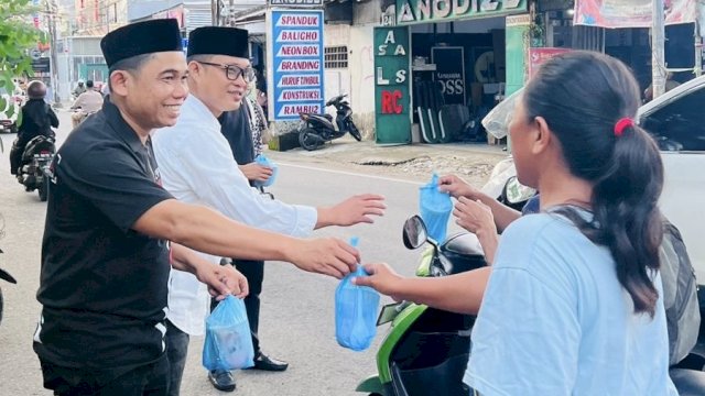 Semangat Berbagi di Bulan Suci, Bos New Elegant Taylor dan PSI Makassar Turun Langsung Bagikan Takjil