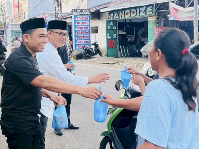 Semangat Berbagi di Bulan Suci, Bos New Elegant Taylor dan PSI Makassar Turun Langsung Bagikan Takjil